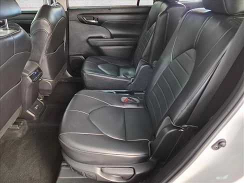 Used 2022 Toyota Highlander XLE FWD image 26