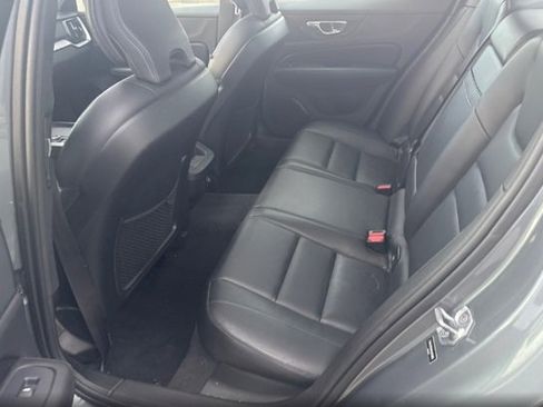 Used 2019 Volvo S60 T6 Momentum w/ Premium Package image 3
