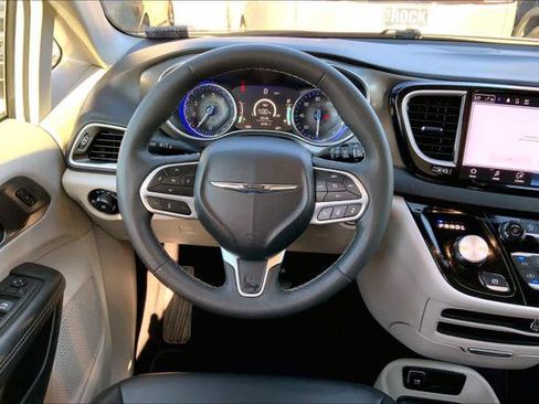 Certified 2024 Chrysler Pacifica Touring-L image 5