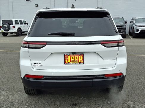 Certified 2023 Jeep Grand Cherokee Altitude AWD/4WD image 5