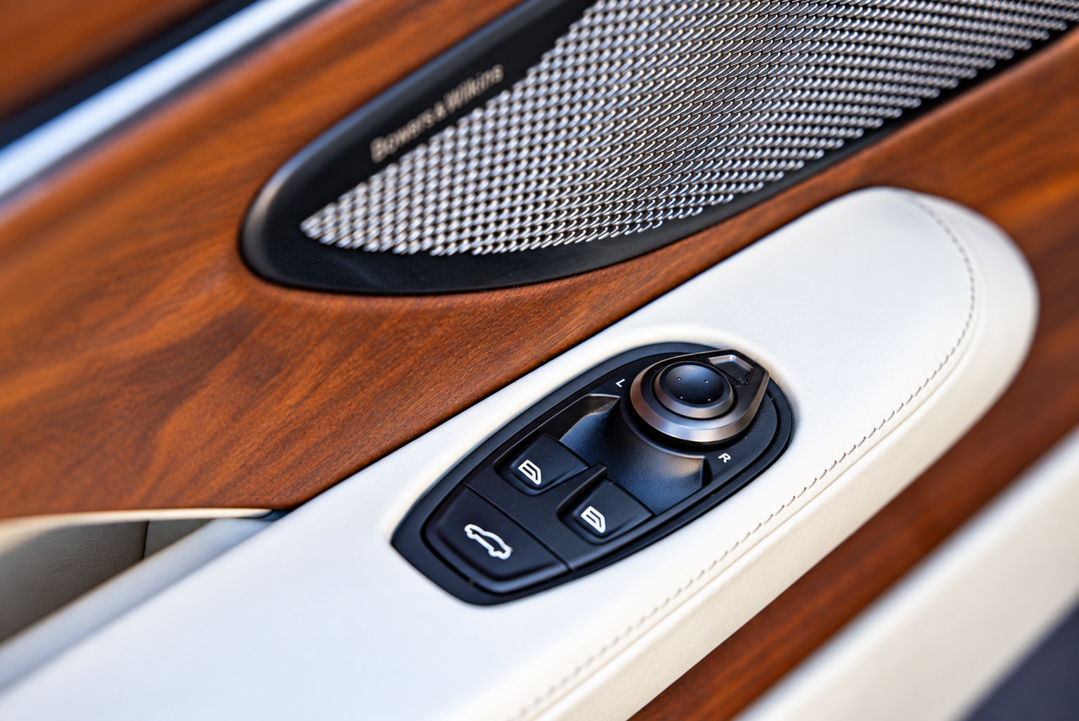 Used 2024 Aston Martin DB12 Convertible RWD image 30
