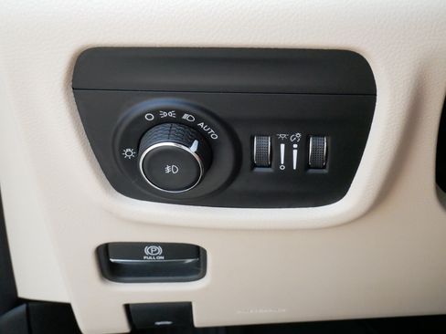 Used 2023 Jeep Grand Cherokee Limited w/ Black Appearance Package AWD/4WD image 27