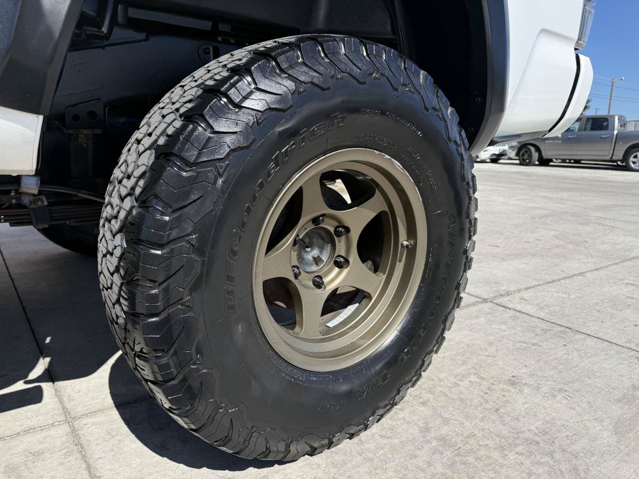 Used 2018 Toyota Tacoma TRD Off-Road w/ Technology Package AWD/4WD image 11