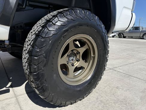Used 2018 Toyota Tacoma TRD Off-Road w/ Technology Package AWD/4WD image 11