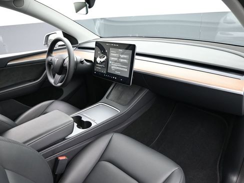 Used 2024 Tesla Model Y Long Range image 32