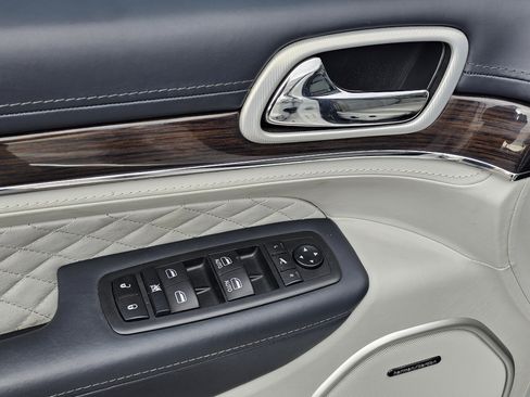 Used 2020 Jeep Grand Cherokee Summit image 16