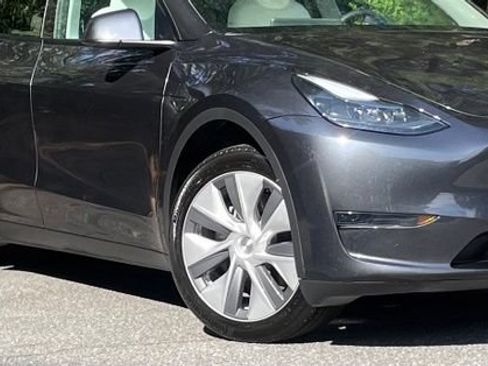 Used 2024 Tesla Model Y Long Range RWD image 10