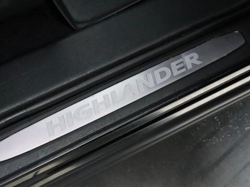 Used 2018 Toyota Highlander Limited w/ Protection Package #3 AWD/4WD image 23