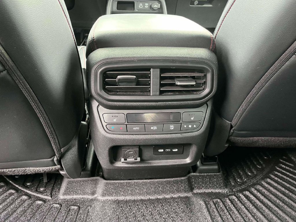 Used 2025 Honda Pilot Black Edition image 4