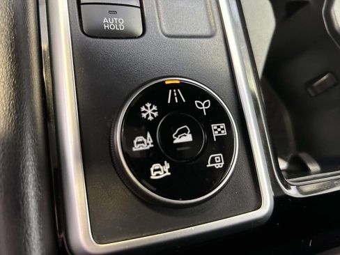 Used 2025 Nissan Pathfinder SL AWD/4WD image 18