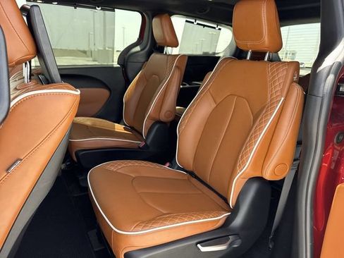 Used 2025 Chrysler Pacifica Pinnacle FWD image 23