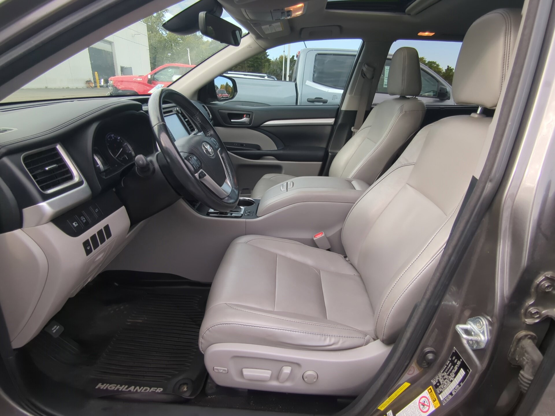 Used 2018 Toyota Highlander XLE AWD/4WD image 17