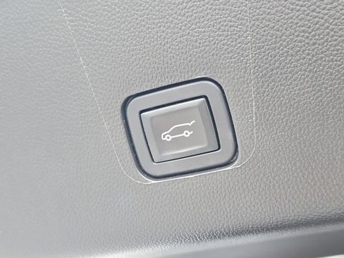 Used 2023 Chevrolet Traverse LT w/ LT Premium Package FWD image 12