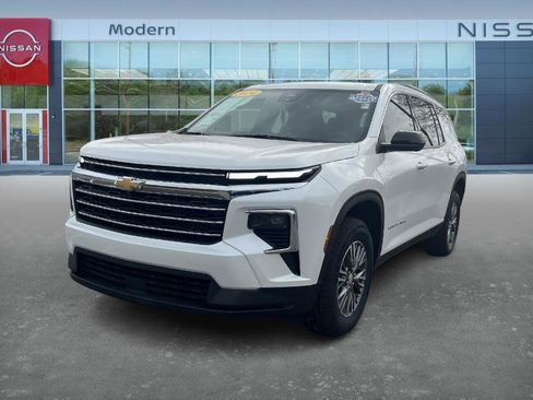 Used 2024 Chevrolet Traverse LT image 1