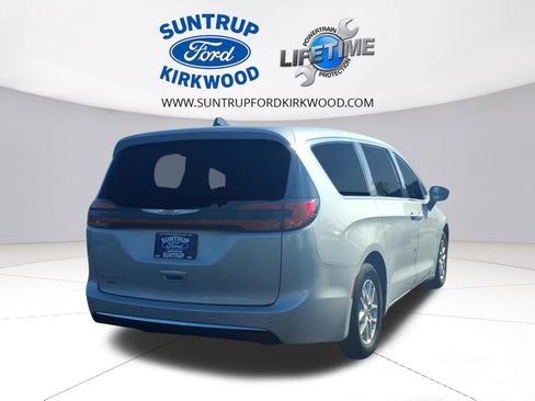 Used 2024 Chrysler Pacifica Touring-L image 3