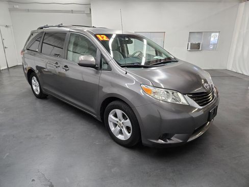 Used 2012 Toyota Sienna LE image 4