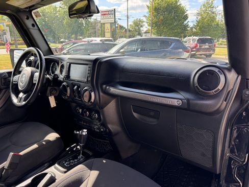 Used 2018 Jeep Wrangler Unlimited Sport S AWD/4WD image 15