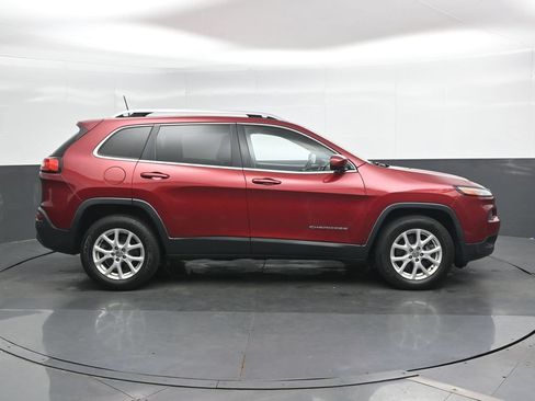 Used 2017 Jeep Cherokee Latitude w/ Cold Weather Group AWD/4WD image 3