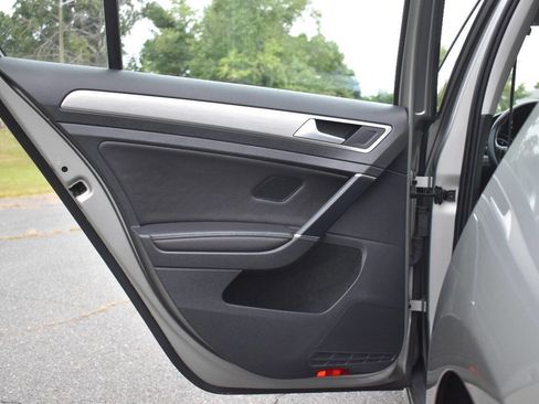 Used 2015 Volkswagen Golf S image 10