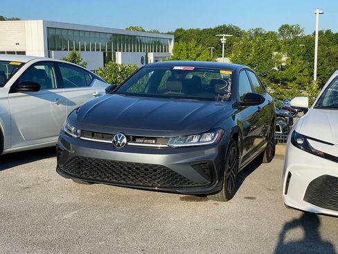 Used 2025 Volkswagen Jetta Sport FWD image 3