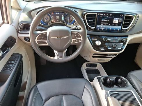 Used 2023 Chrysler Pacifica Touring-L FWD image 11