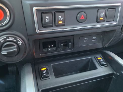 Used 2022 Nissan Titan SV w/ SV Convenience Package image 16
