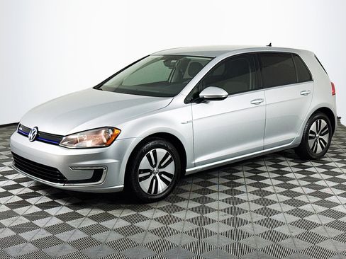 Used 2016 Volkswagen e-Golf SE w/ DC Fast Charging Package image 4