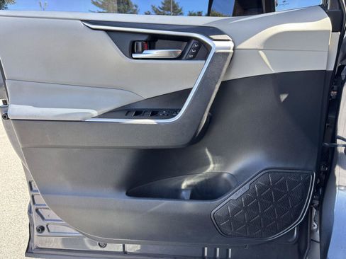 Used 2020 Toyota RAV4 XLE Premium FWD image 27