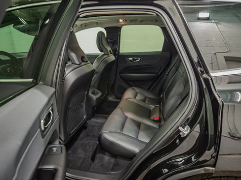 Used 2019 Volvo XC60 T5 Momentum w/ Multimedia Package AWD/4WD image 17