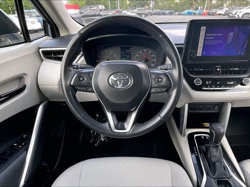 Used 2023 Toyota Corolla Cross LE AWD/4WD image 5