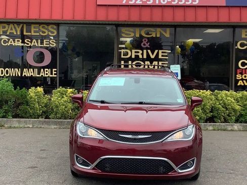 Used 2020 Chrysler Pacifica Touring-L image 2
