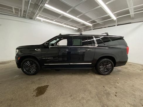 Used 2021 GMC Yukon XL SLT w/ SLT Luxury Plus Package image 3
