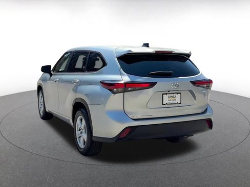 Used 2025 Toyota Highlander LE FWD image 11