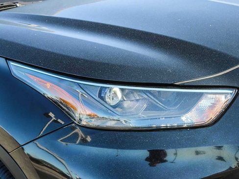 Used 2023 Toyota Highlander L FWD image 4