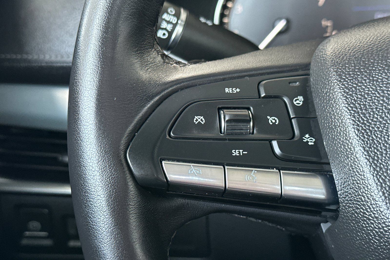 Used 2022 Cadillac XT4 Premium Luxury w/ Enhanced Visibility Package FWD image 32