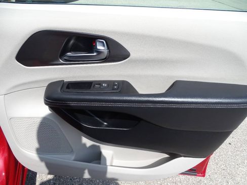 Used 2024 Chrysler Pacifica Touring-L FWD image 47