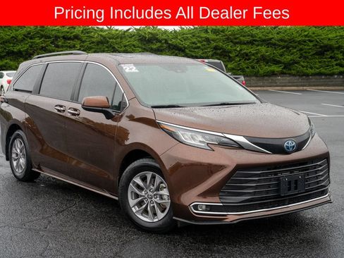Used 2022 Toyota Sienna XLE FWD image 1