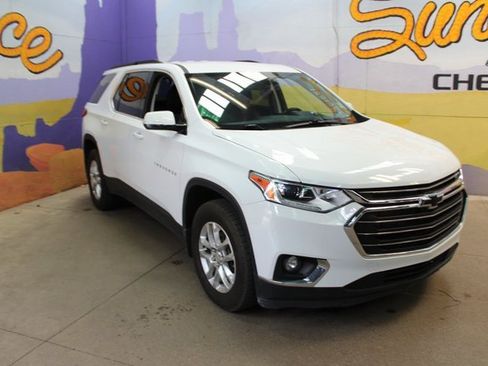 Used 2020 Chevrolet Traverse LT image 2