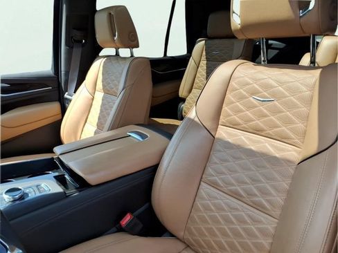 Used 2023 Cadillac Escalade Premium Luxury w/ LPO, Illumination Package AWD/4WD image 9