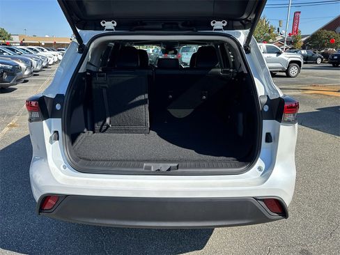 New 2025 Toyota Highlander XLE image 18