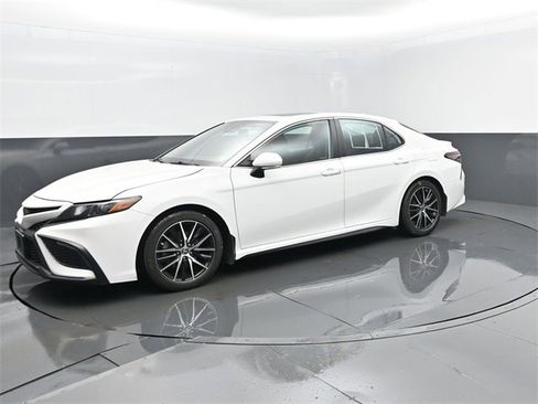 Used 2023 Toyota Camry SE w/ Cold Weather Package image 1