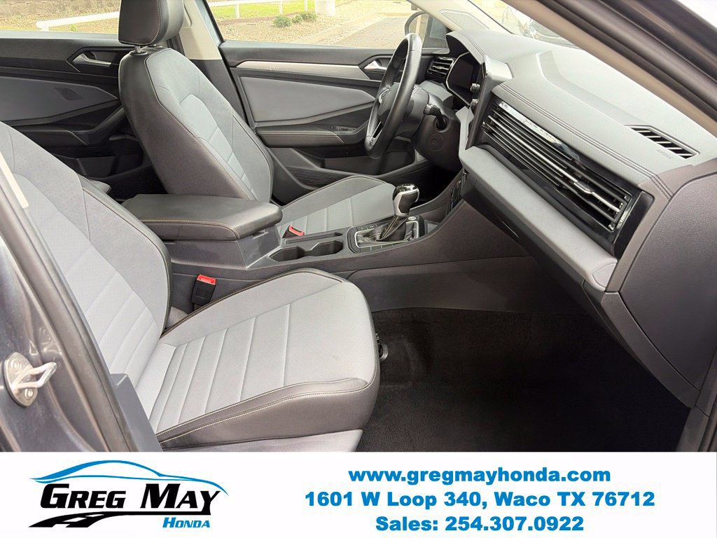 Used 2025 Volkswagen Jetta SE FWD image 13