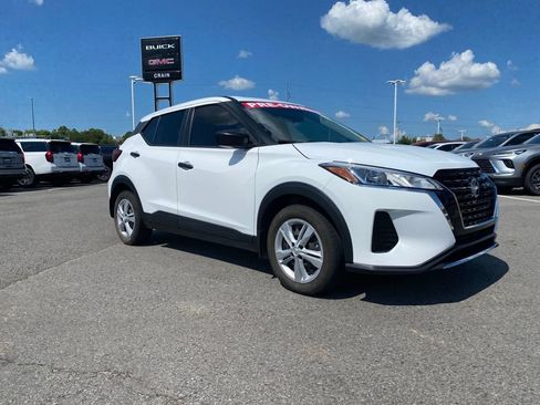 Used 2023 Nissan Kicks S FWD image 4