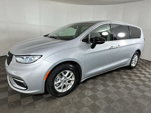 Used 2024 Chrysler Pacifica Touring-L FWD image 6