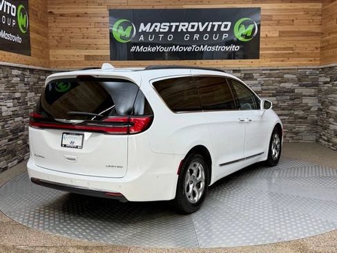 Used 2022 Chrysler Pacifica Limited FWD image 9