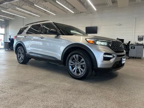 Used 2022 Ford Explorer XLT w/ Equipment Group 202A AWD/4WD image 3