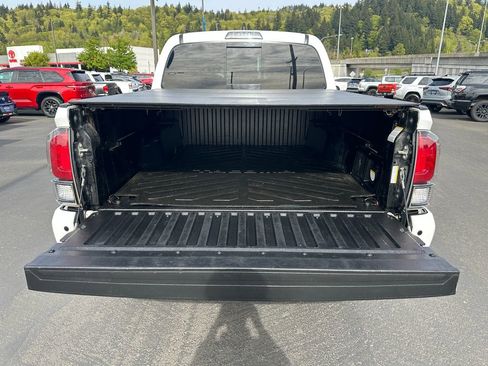 Used 2020 Toyota Tacoma TRD Off-Road w/ TRD Premium Off Road Package AWD/4WD image 11