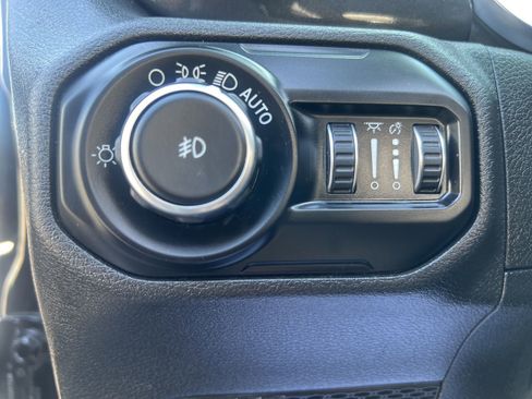 Used 2020 Jeep Wrangler Unlimited Sahara image 33