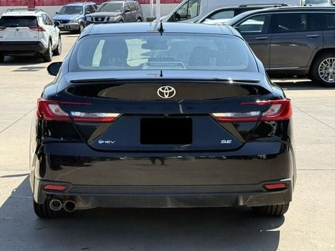 Used 2025 Toyota Camry SE FWD image 5