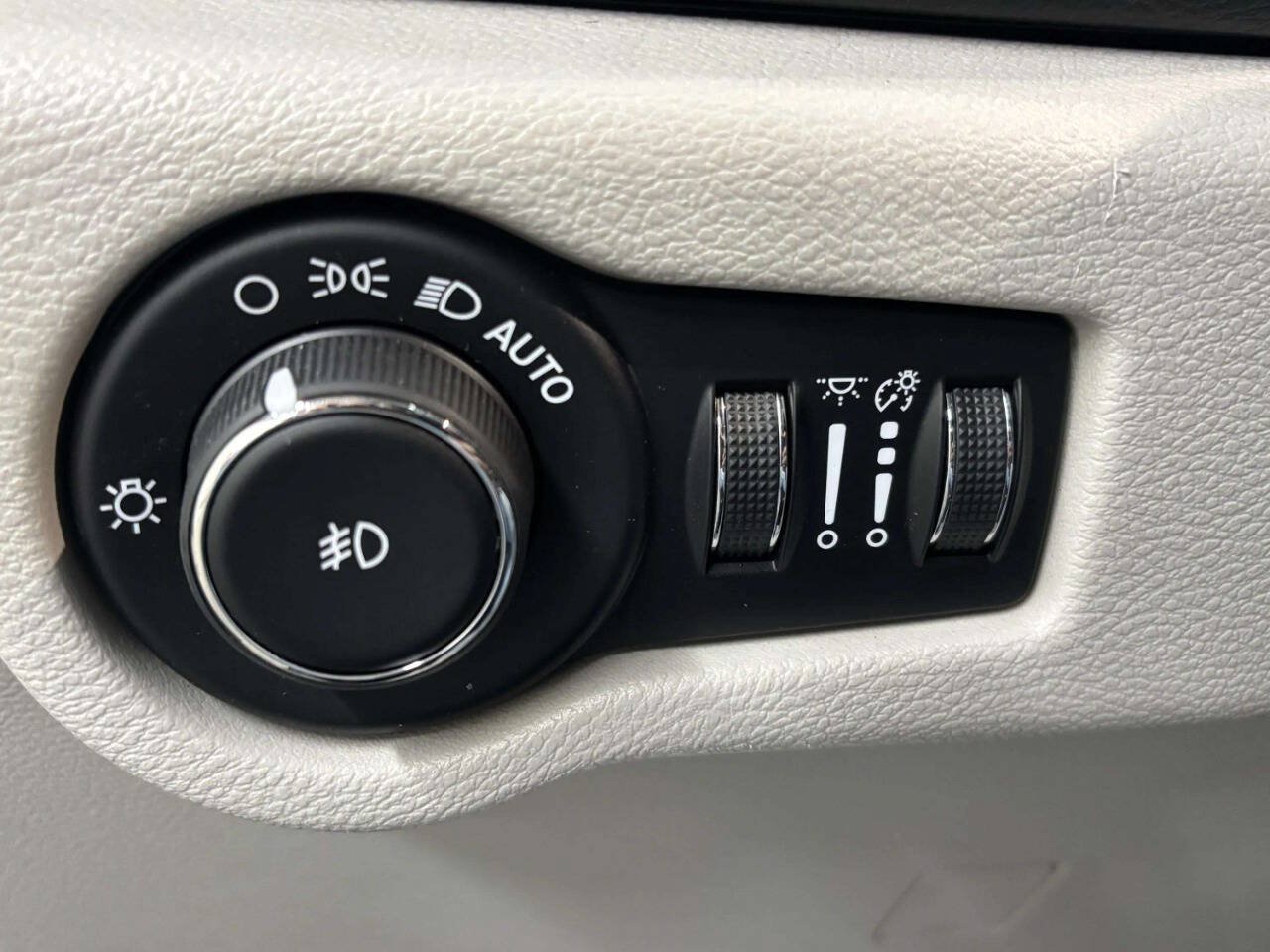 Used 2020 Chrysler Pacifica Touring-L FWD image 33